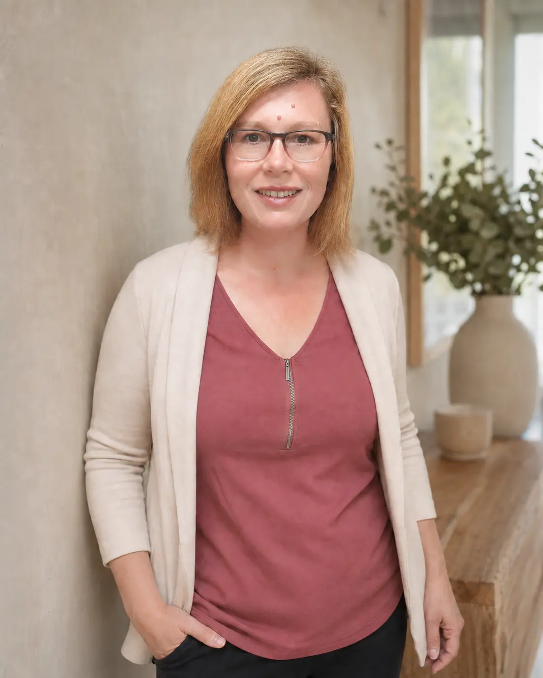 Sabrina Wachter steht in einem warmen, hellen Raum